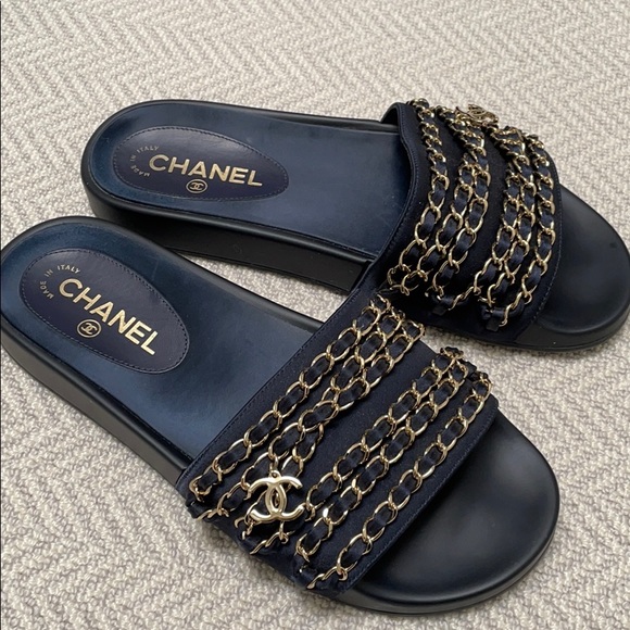 CHANEL navy slides gold chain and CC charms. - Picture 5 of 13